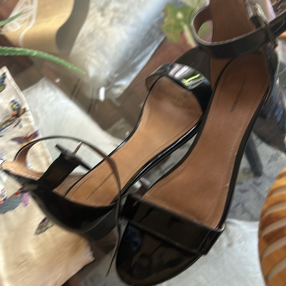 Gorgous black patent leather sandals for all occasion 9 barely worn name brand